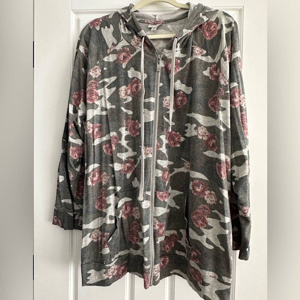 Women’s plus size 26/28 full zip hoodie with pockets.